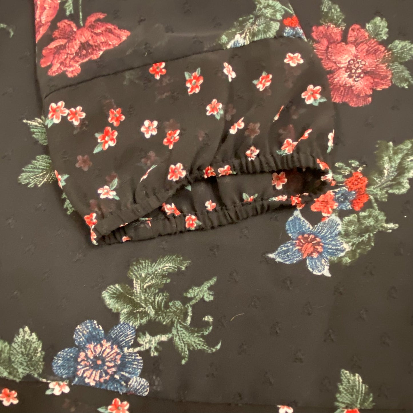 Northern Reflections Women's 3/4 Sleeve Floral Blouse – Black Pattern, Size Large detail view of elasticized sleeve