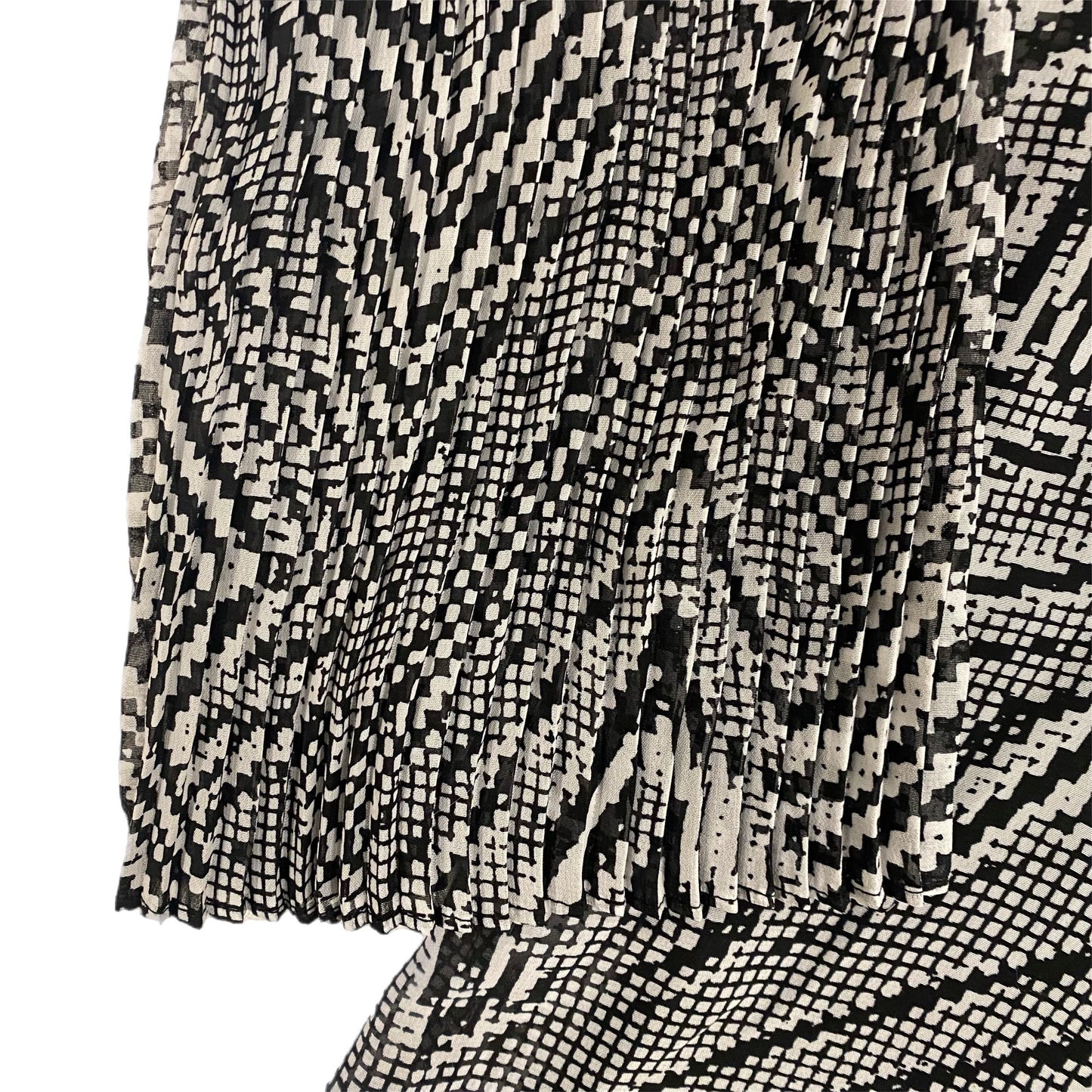 Cleo Women's Pleated 3/4 Sleeve Lined Top – Black & White, Size Large accordion sleeve close up
