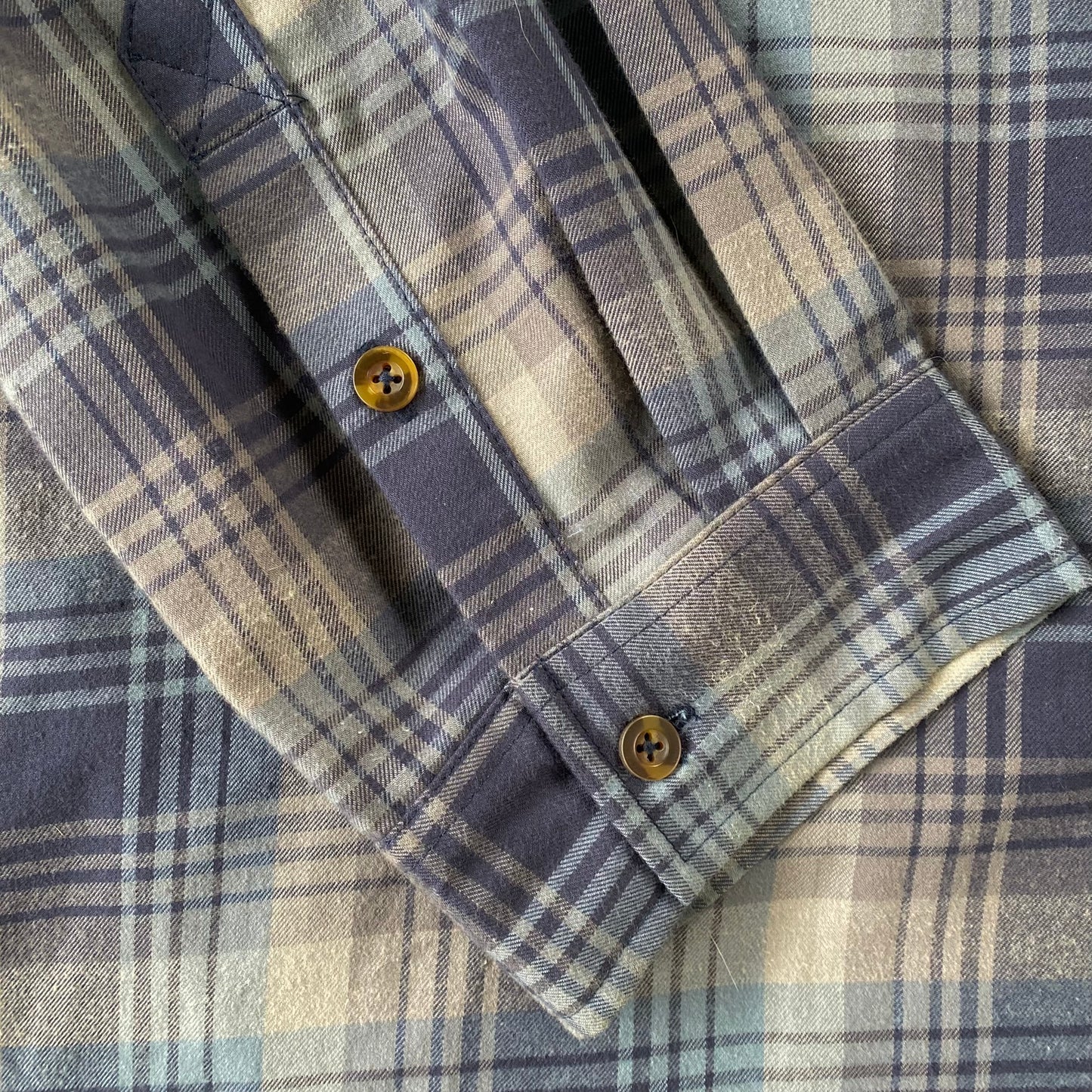 Men's Long Sleeve Plaid Button-Up Shirt – Durable & Comfortable – Size 4XL (Carhartt) cuff detail