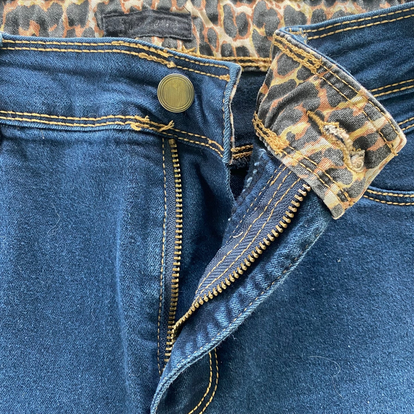 Women's Dark Wash Stretch Denim Capris – Slim Fit & Mid-Rise – Size 8 (Suko)zipper closure