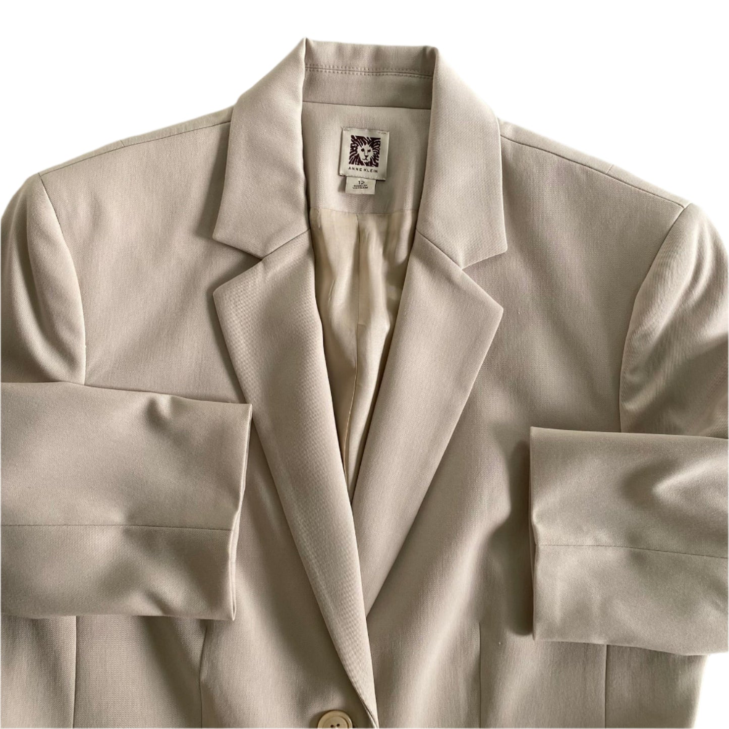 Tailored Beige Blazer – Classic Two-Button Style – Size 8 (Anne Klein) colar detail