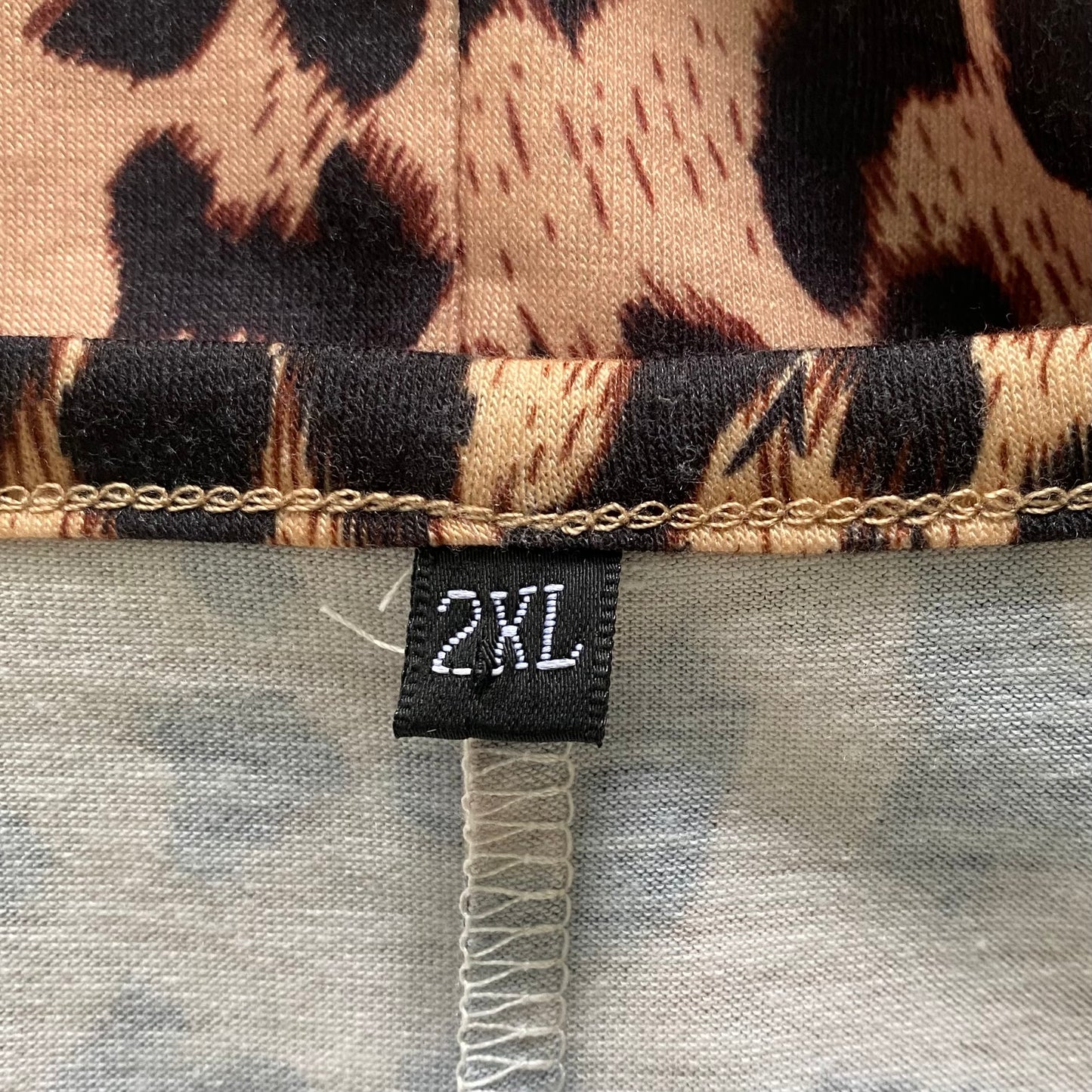 Leopard Print V-Neck Button-Front Tunic – Size 2XL (Unbranded) garment tag