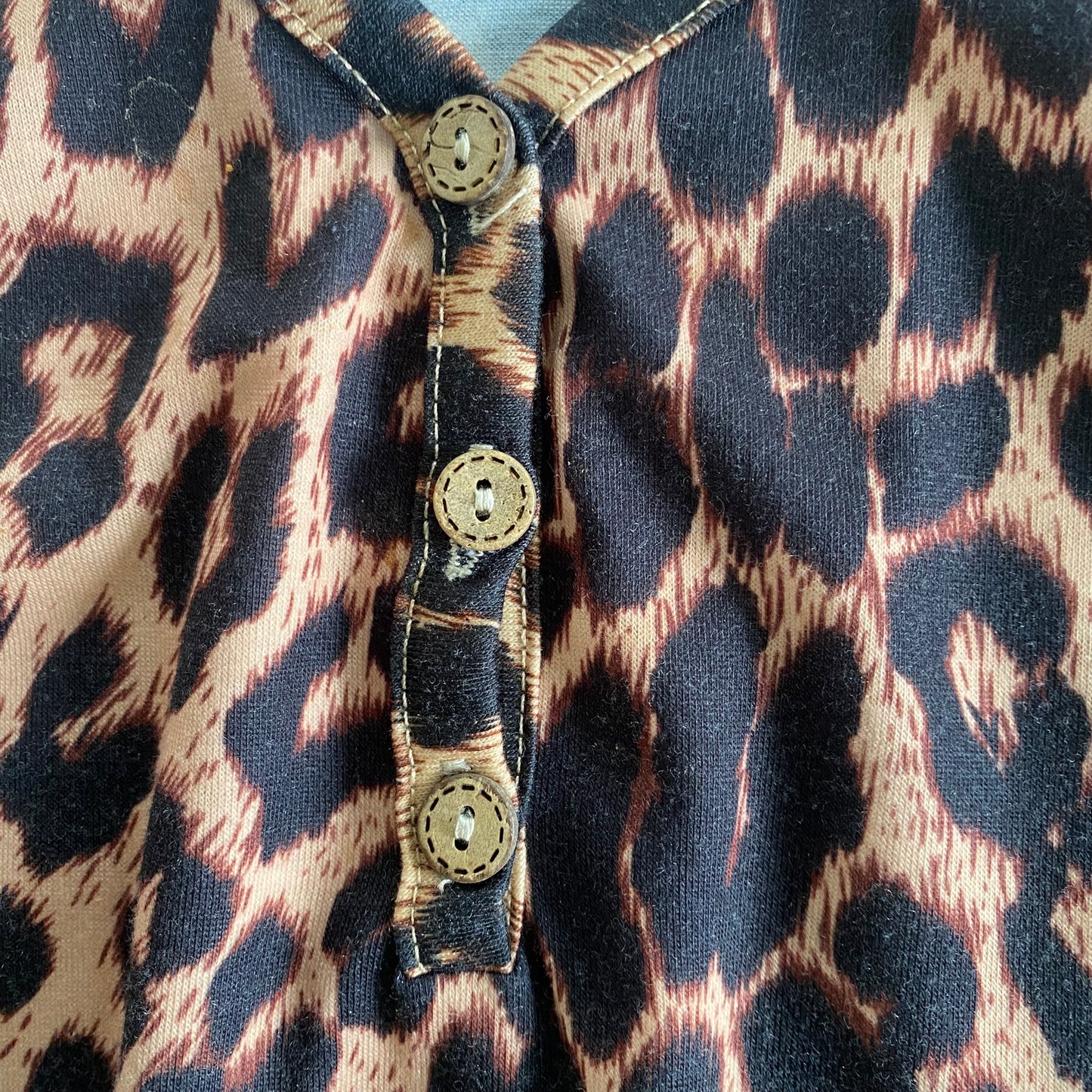 Leopard Print V-Neck Button-Front Tunic – Size 2XL (Unbranded) button details