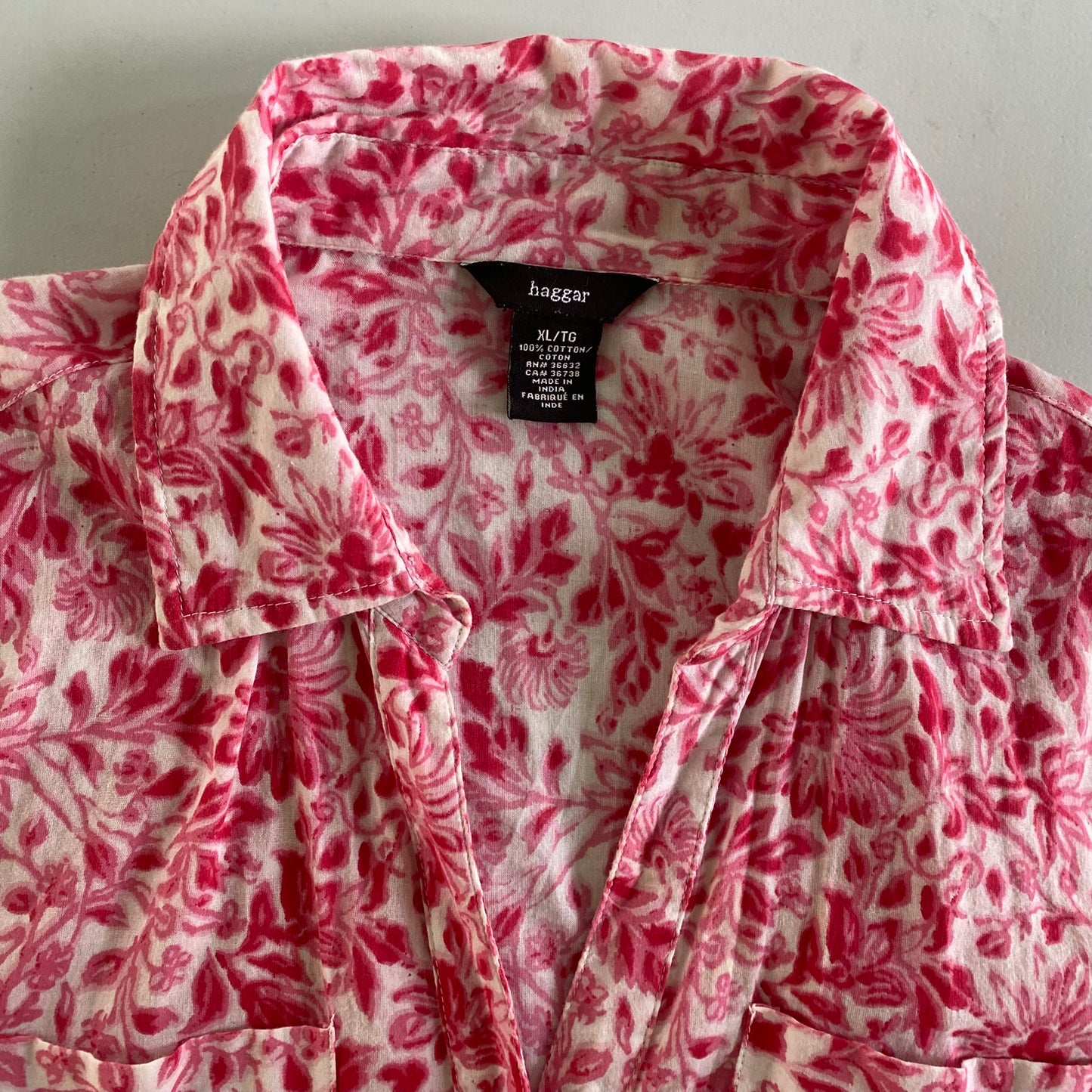 Pink & White Floral Blouse – Button Front – Lightweight Cotton – Size XL (Haggar) close up front collar