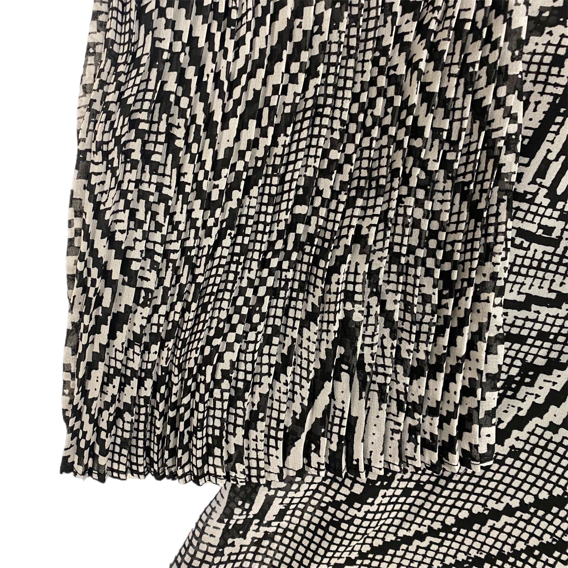 Cleo Women's Pleated 3/4 Sleeve Lined Top – Black & White, Size Large accordion sleeve close up