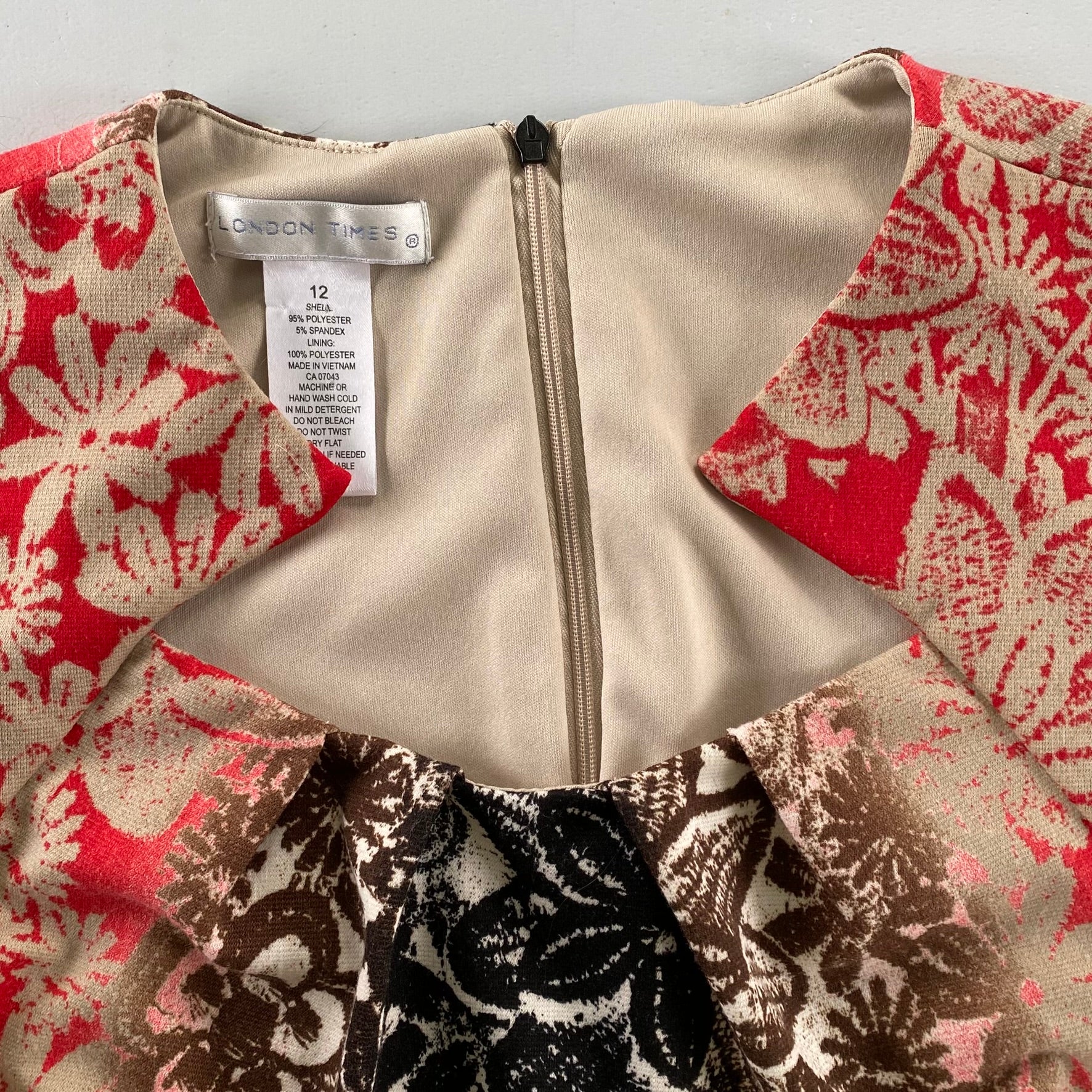 Women's Sleeveless Floral Print Sheath Dress – Elegant & Stretchy – Size 12 (London Times) close up of cut out neckline