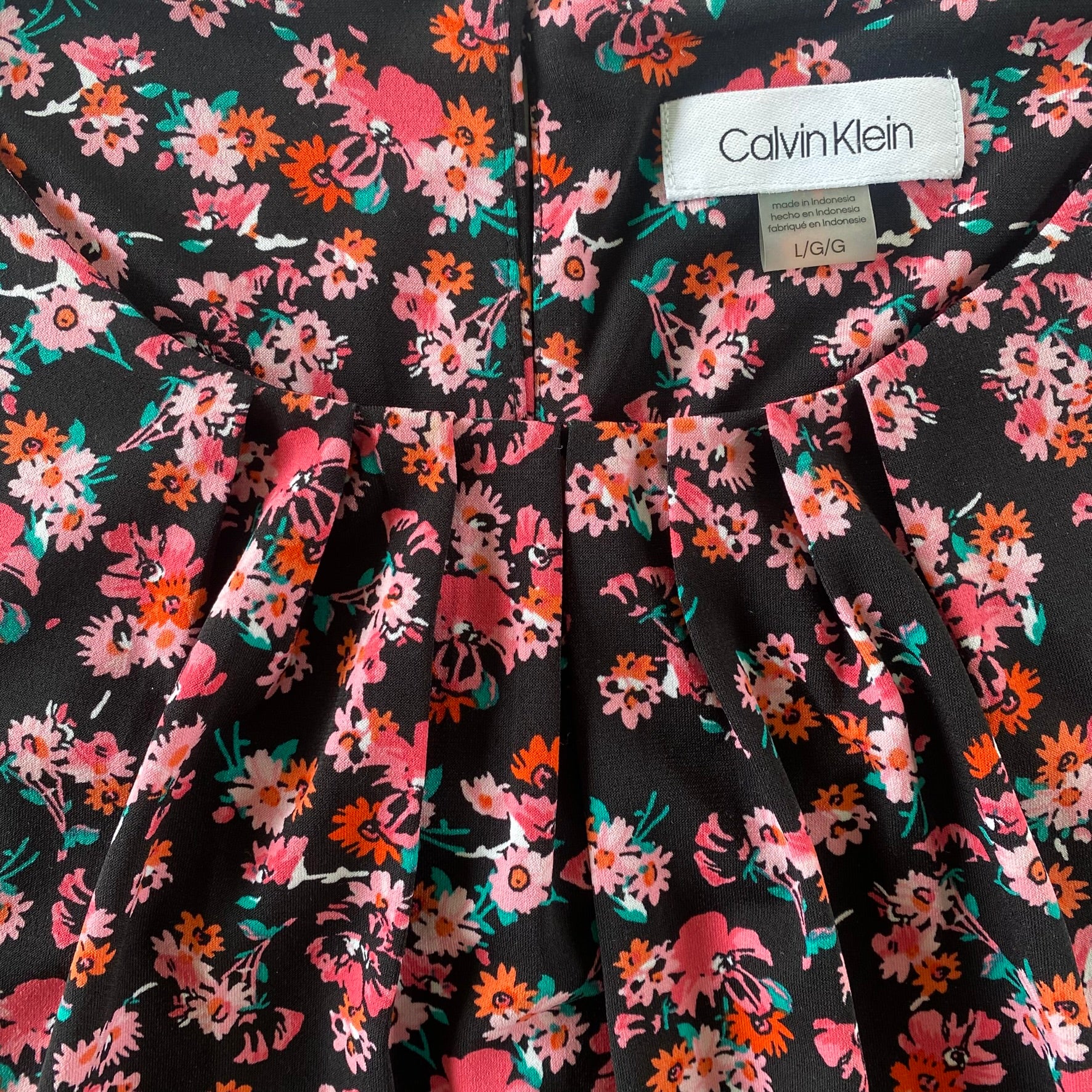 Women’s Sleeveless Floral Pleated Blouse – Size Large [Calvin Klein] close up front view