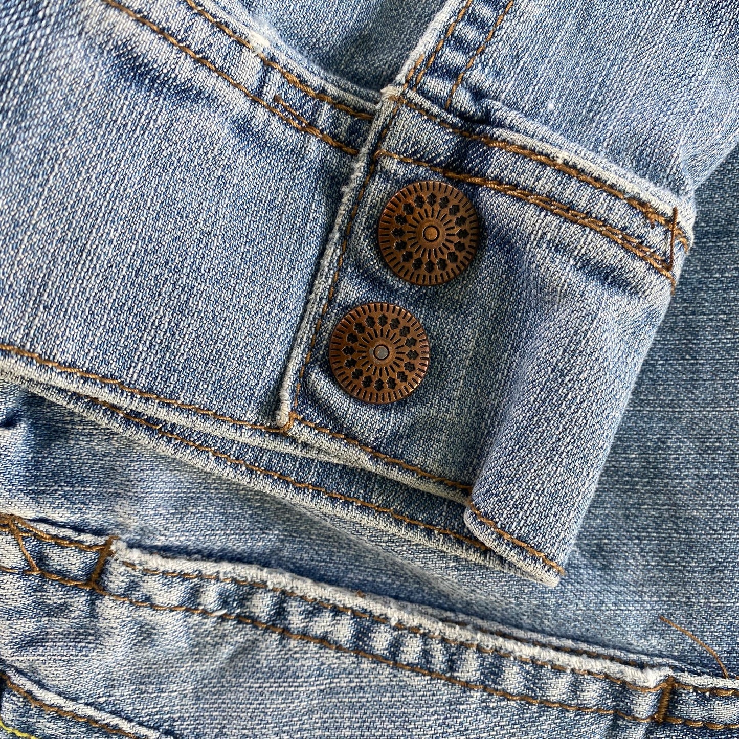 Women's Light Wash Denim Jacket – Fitted & Stretchy – Size Medium (Azur) sleeve pretty snaps