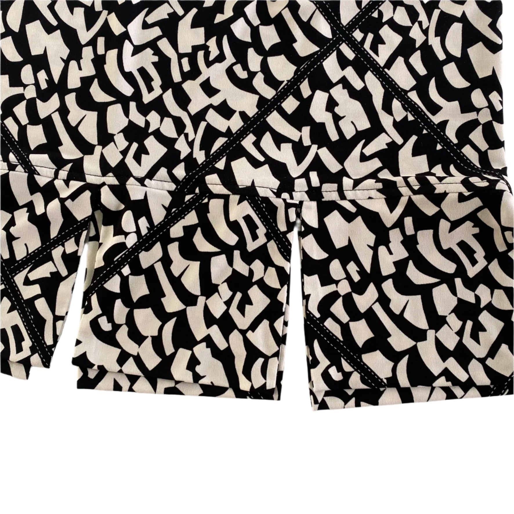 Geometric Print Sleeveless Dress – Knee-Length – Made in Canada – Size 12 (Joseph Ribkoff) close up of hem slits
