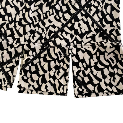Geometric Print Sleeveless Dress – Knee-Length – Made in Canada – Size 12 (Joseph Ribkoff) close up of hem slits