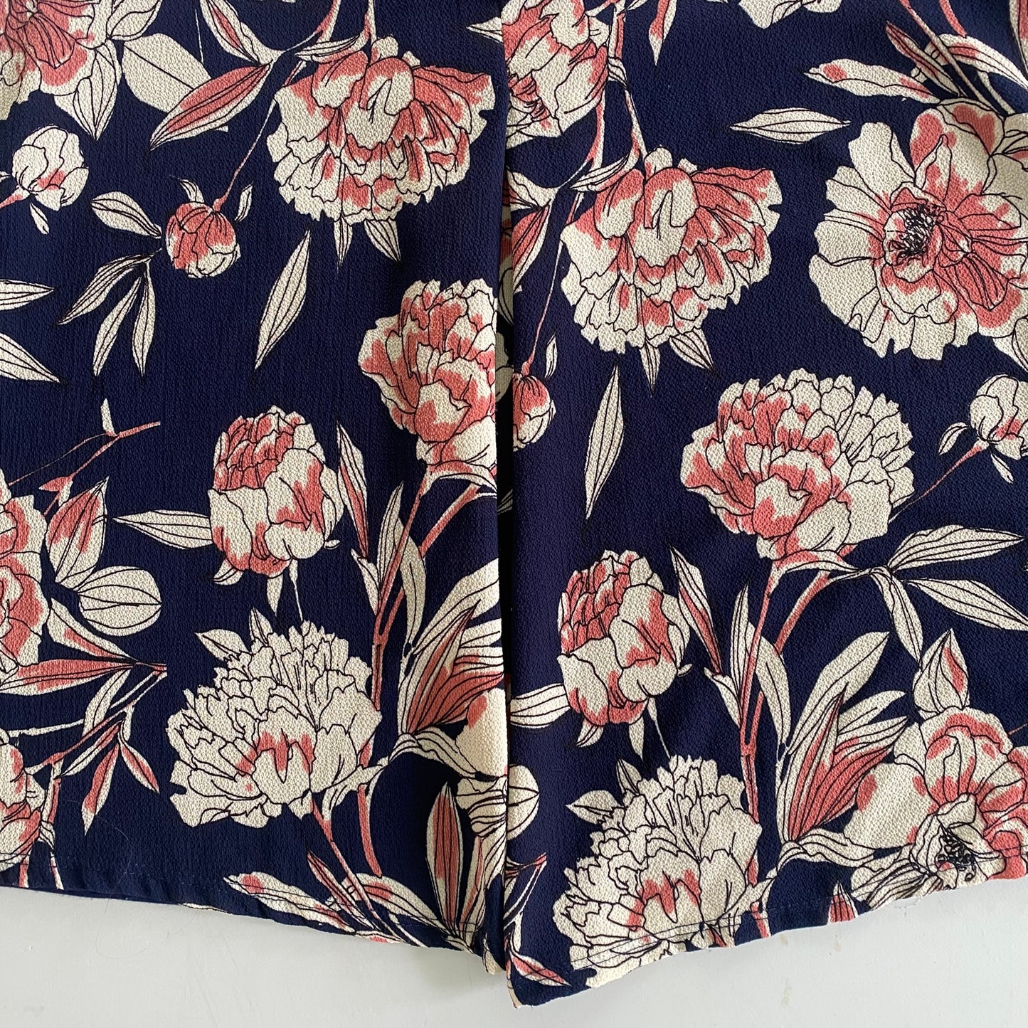Floral Sleeveless Top – Navy & Coral – Lightweight & Stylish – Size L (Missa) front pleat