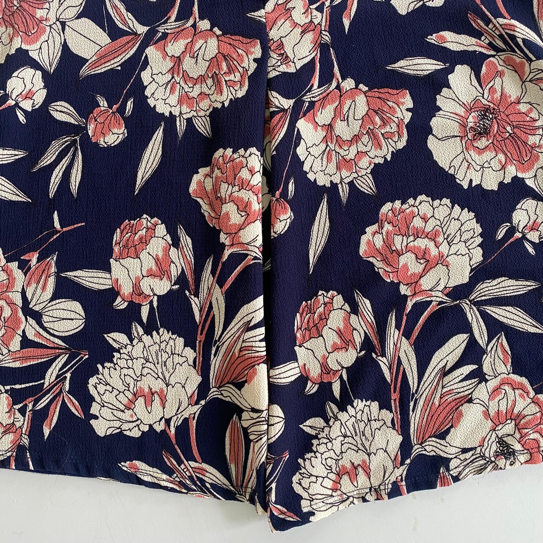 Floral Sleeveless Top – Navy & Coral – Lightweight & Stylish – Size L (Missa) front pleat
