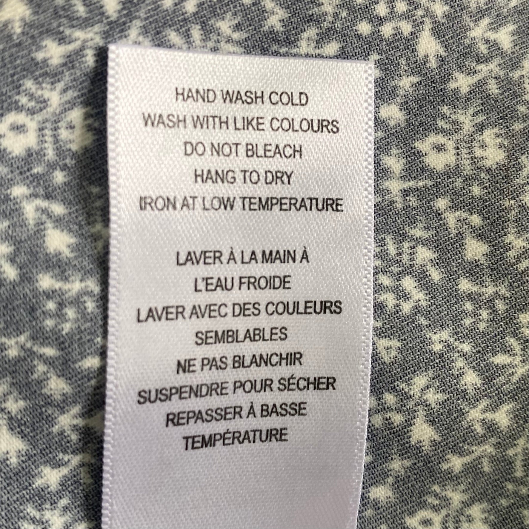 Navy Sleeveless Blouse – Micro Floral Print – Lightweight & Sustainable – Size M (Cleo) garment tag